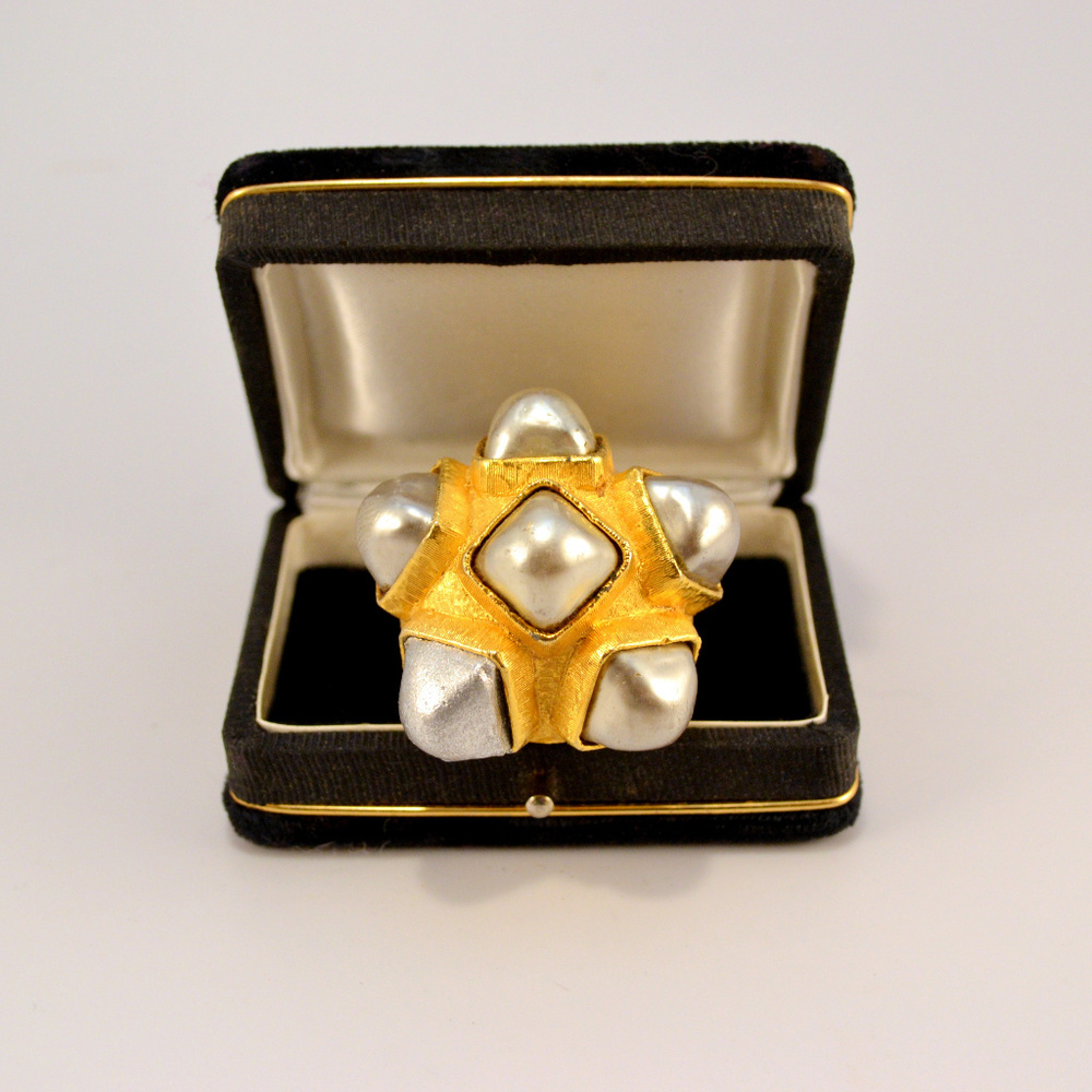 CADORO; Brushed Gold. Cushioned Faux Pearls sz.8.5 Vintage.
